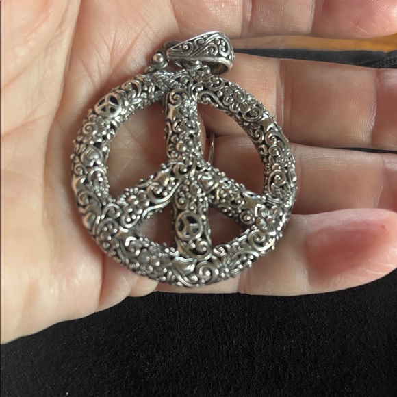 Sarda Artisans of Bali™️ .925 SS round floral filagree design peace sign pendant - Picture 3 of 8
